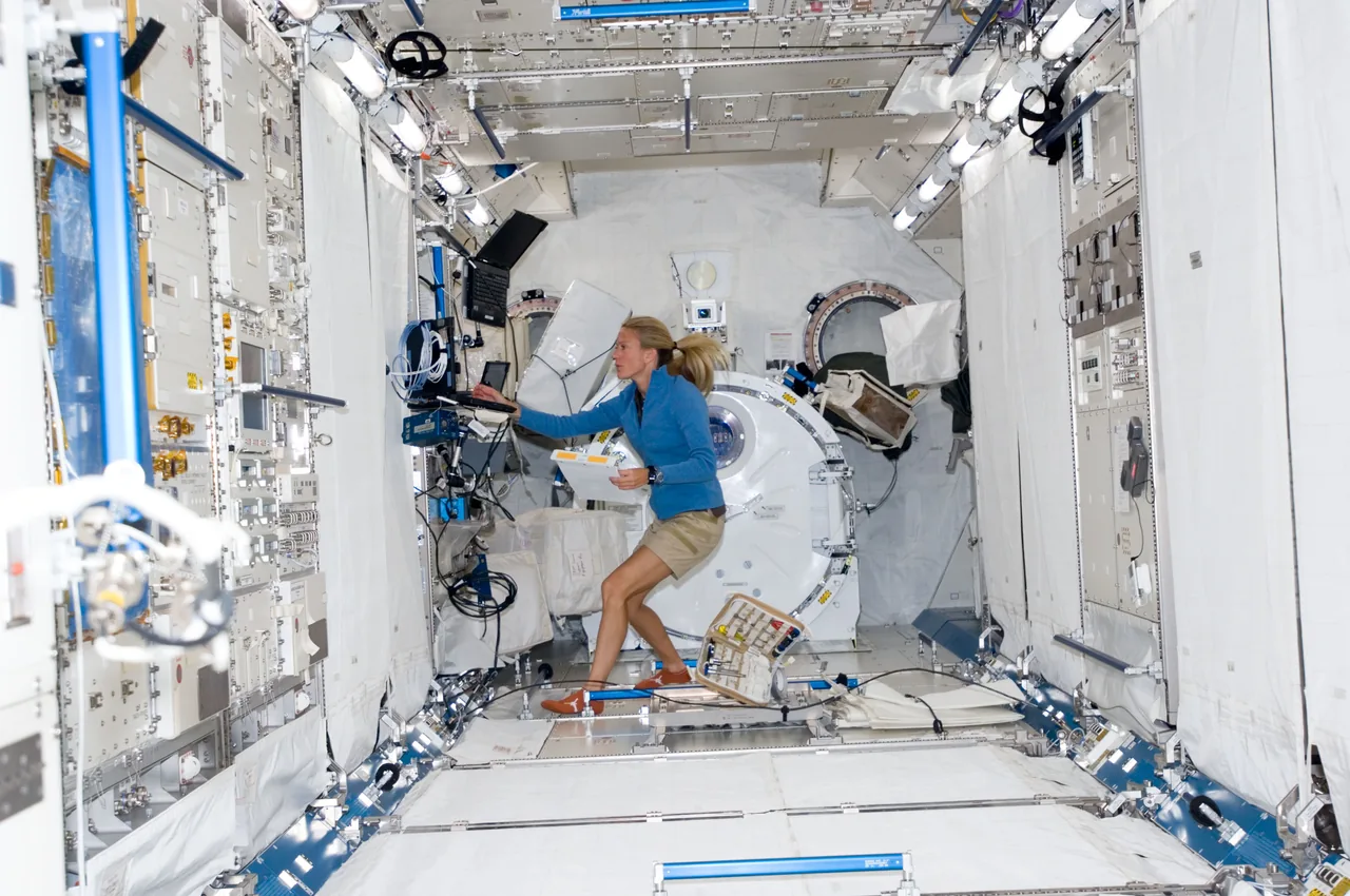 Karen Nyberg working inside the Kibo laboratory