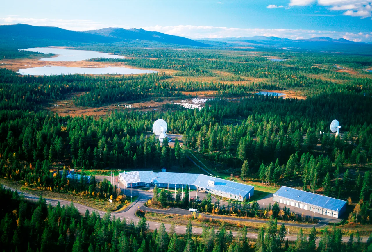 Kiruna receiving antennas and buildings surrounded by forest and lakes.