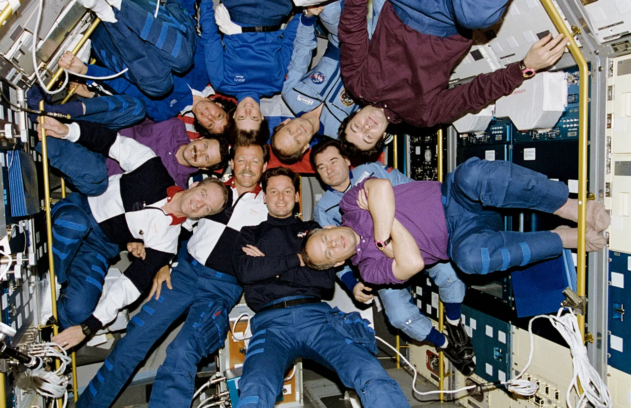 Mir EO-18 — Crewmembers of STS-71, Mir-18 and Mir-19 Pose for Inflight Picture - GPN-2002-000061 rotated