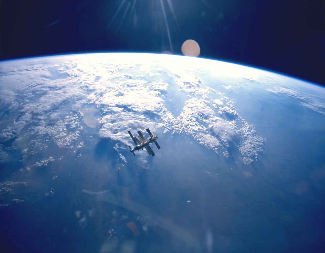 Mir EO-19 — Earth & Mir (STS-71)