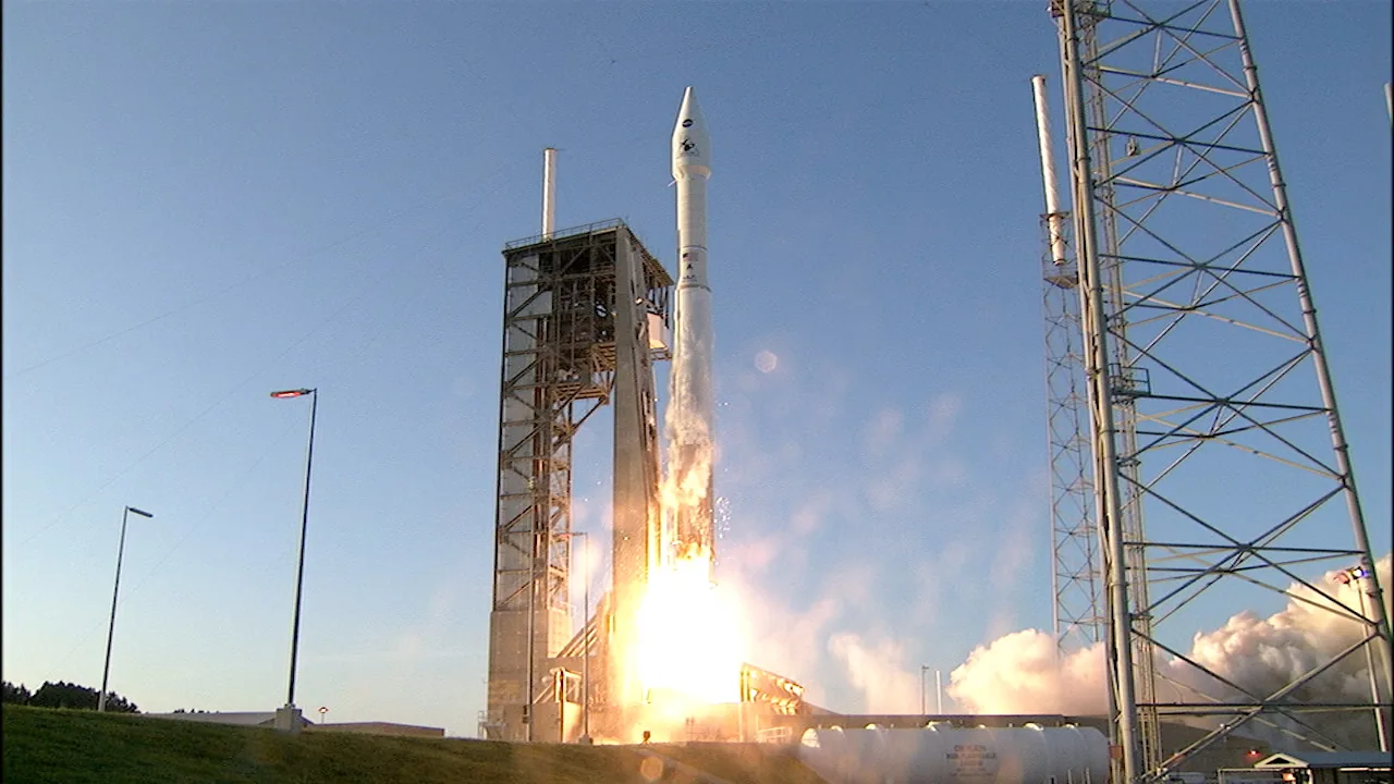 Atlas V lifting off with OSIRIS-REx enclosed in its upper fairing