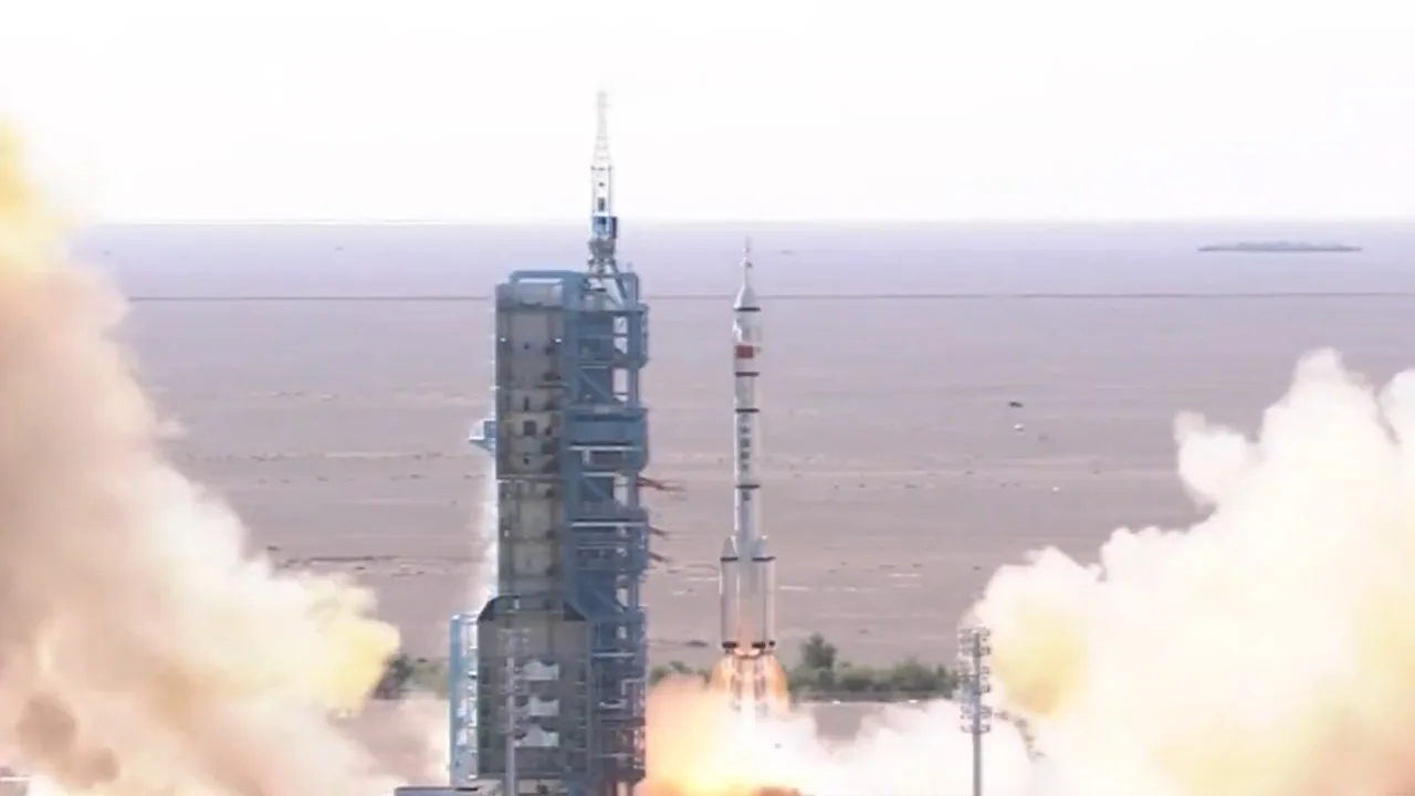 Shenzhou 12 — Shenzhou 12 launch