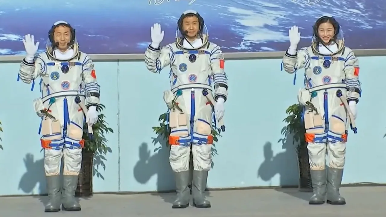 Shenzhou 14 — 神舟十四号航天员 Shenzhou 14 crew