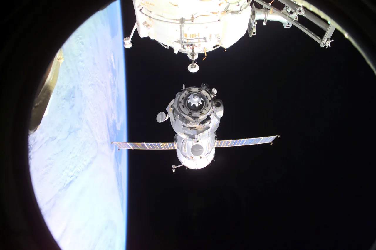 Soyuz TM-32 — Soyuz TM-32 departing the International Space Station