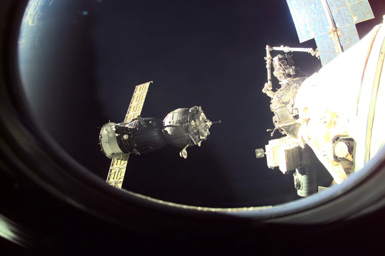 Soyuz TM-33 — Soyuz TM-33 approaches the International Space Station
