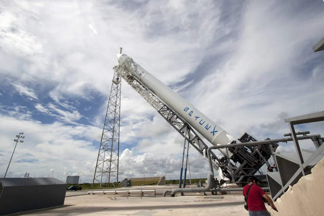SpaceX CRS-1 — SpaceX CRS-1 Falcon 9 and Dragon at the launch pad