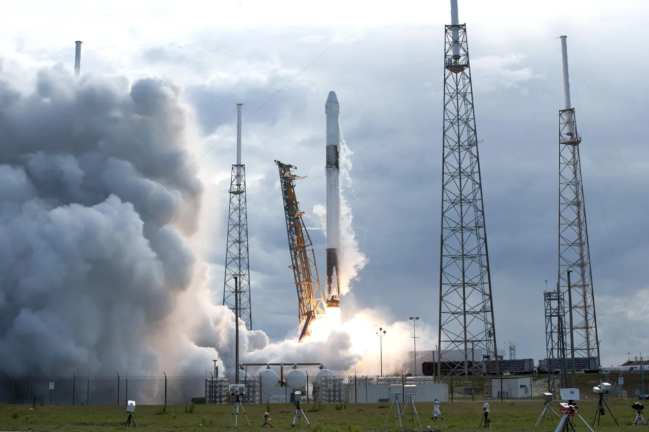 A Falcon 9 rises from its pad through smoke beside lightning towers during the CRS-14 launch