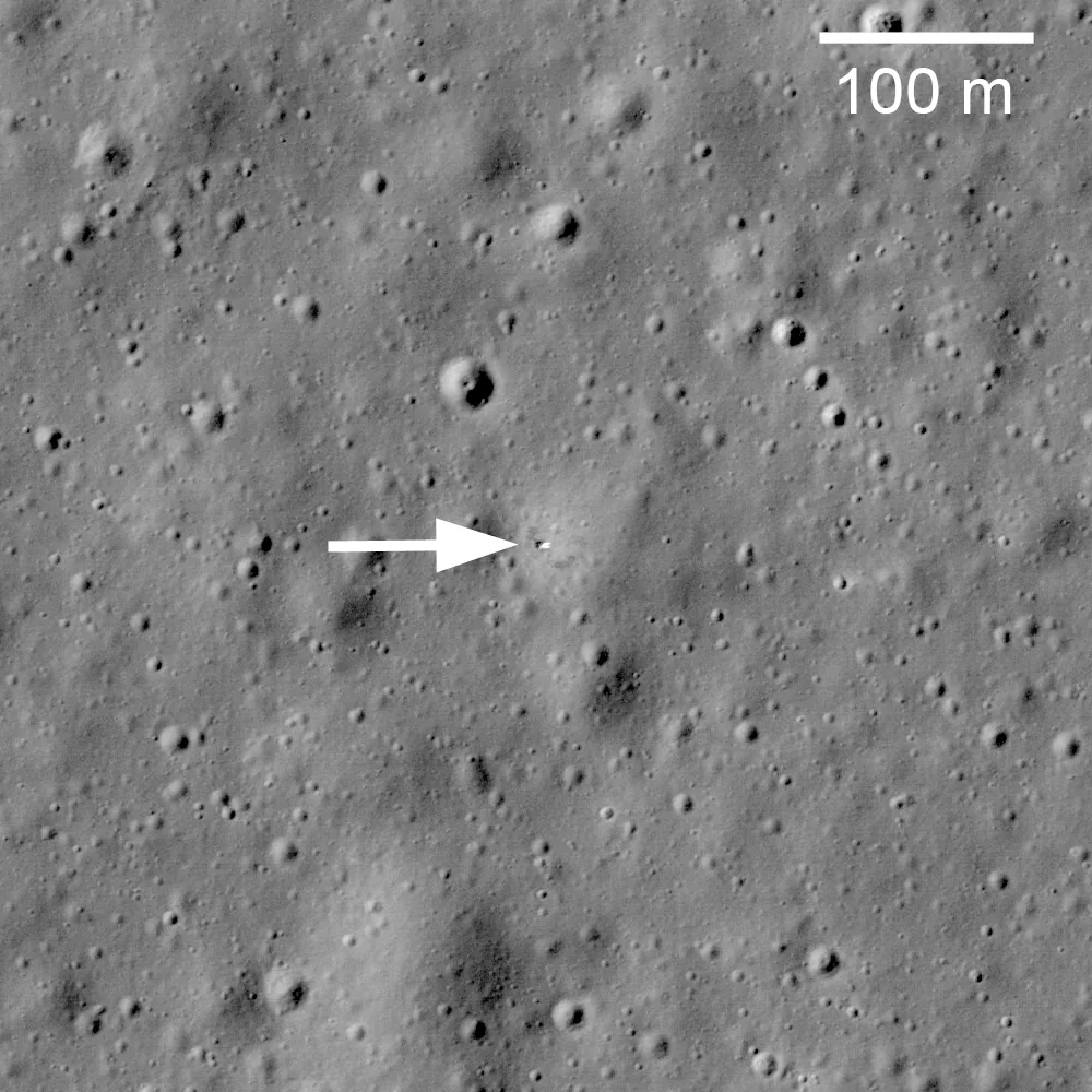 An annotated orbital image shows cratered lunar terrain, a 100-meter scale bar and an arrow pointing to the small lander