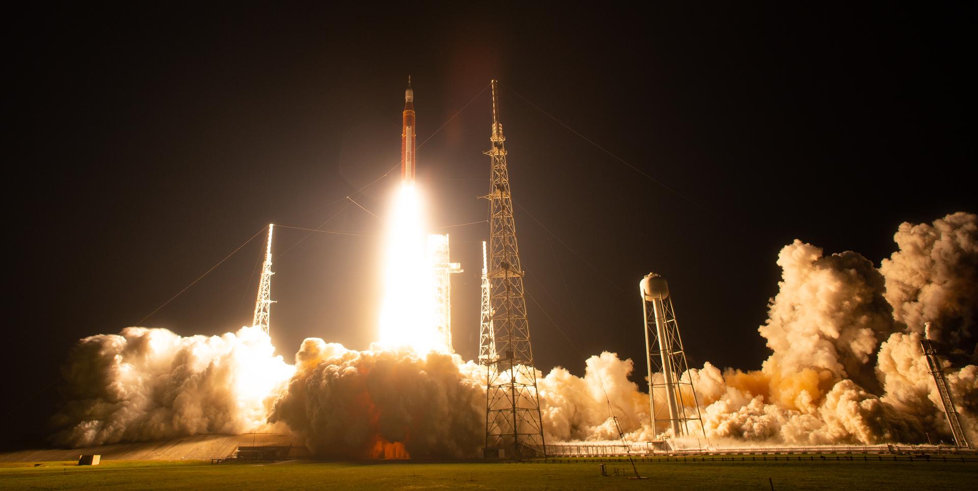 NASA Space Launch System lifting off from Launch Complex 39B on Artemis I
